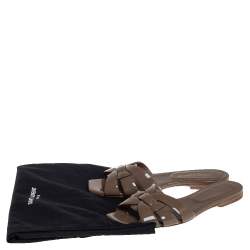 مملوكة مسبقًا صندل سلايد سان لوران تريبوت جلد لامع بيج مقاس 36