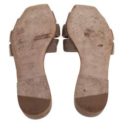 مملوكة مسبقًا صندل سلايد سان لوران تريبوت جلد لامع بيج مقاس 36