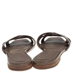 مملوكة مسبقًا صندل سلايد سان لوران تريبوت جلد لامع بيج مقاس 36