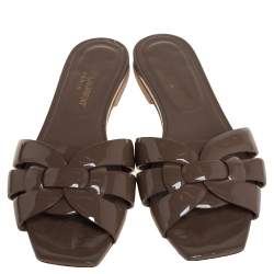 مملوكة مسبقًا صندل سلايد سان لوران تريبوت جلد لامع بيج مقاس 36