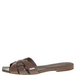 مملوكة مسبقًا صندل سلايد سان لوران تريبوت جلد لامع بيج مقاس 36