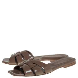 مملوكة مسبقًا صندل سلايد سان لوران تريبوت جلد لامع بيج مقاس 36