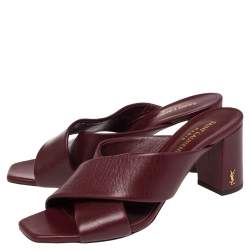 Pre Owned صندل سلايد سان لوران لولو جلد عنابي بسيور متعاكسة مقاس 38.5