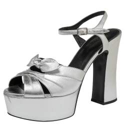 مملوكة مسبقًا صندل سان لوران "كاندي" مزين بفيونكة وبنعل سميك جلد فضي مقاس 39.5