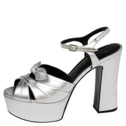 مملوكة مسبقًا صندل سان لوران "كاندي" مزين بفيونكة وبنعل سميك جلد فضي مقاس 39.5