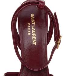 مملوكة مسبقًا صندل سان لوران بيانكا جلد عنابي لامع بنعل سميك وحزام كاحل مقاس 38