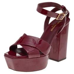 مملوكة مسبقًا صندل سان لوران بيانكا جلد عنابي لامع بنعل سميك وحزام كاحل مقاس 38