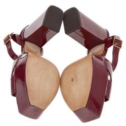 مملوكة مسبقًا صندل سان لوران بيانكا جلد عنابي لامع بنعل سميك وحزام كاحل مقاس 38