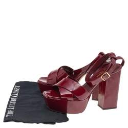 مملوكة مسبقًا صندل سان لوران بيانكا جلد عنابي لامع بنعل سميك وحزام كاحل مقاس 38