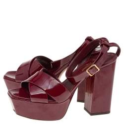 مملوكة مسبقًا صندل سان لوران بيانكا جلد عنابي لامع بنعل سميك وحزام كاحل مقاس 38