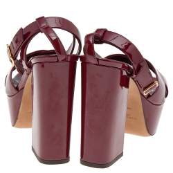 مملوكة مسبقًا صندل سان لوران بيانكا جلد عنابي لامع بنعل سميك وحزام كاحل مقاس 38