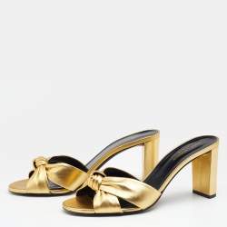 مملوكة مسبقًا صندل سلايد سان لوران جلد ميتالك ذهبي بعقدة مقاس 40
