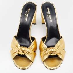 مملوكة مسبقًا صندل سلايد سان لوران جلد ميتالك ذهبي بعقدة مقاس 40