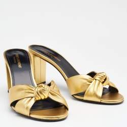 مملوكة مسبقًا صندل سلايد سان لوران جلد ميتالك ذهبي بعقدة مقاس 40