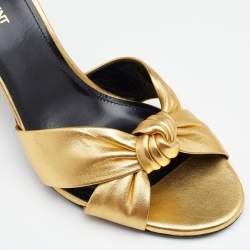 مملوكة مسبقًا صندل سلايد سان لوران جلد ميتالك ذهبي بعقدة مقاس 40