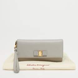 Pre Owned Salvatore Ferragamo Grey Leather Camy Wristlet Clutch