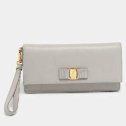 Pre Owned Salvatore Ferragamo Grey Leather Camy Wristlet Clutch