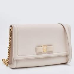 مملوكة مسبقًا Salvatore Ferragamo Light Pink Leather Vara Bow Wallet on Chain 