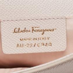 مملوكة مسبقًا Salvatore Ferragamo Light Pink Leather Vara Bow Wallet on Chain 