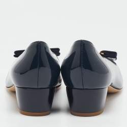 مملوكة مسبقًا Salvatore Ferragamo Navy Blue Patent Leather Vara Bow Pumps Size 40