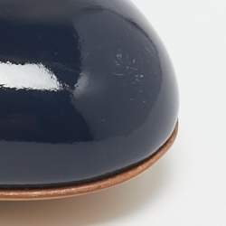 مملوكة مسبقًا Salvatore Ferragamo Navy Blue Patent Leather Vara Bow Pumps Size 40