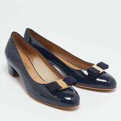 مملوكة مسبقًا Salvatore Ferragamo Navy Blue Patent Leather Vara Bow Pumps Size 40
