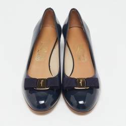 مملوكة مسبقًا Salvatore Ferragamo Navy Blue Patent Leather Vara Bow Pumps Size 40