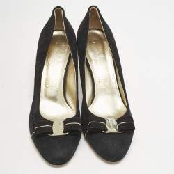 مملوكة مسبقًا Salvatore Ferragamo Black Suede Carla Pumps Size 40