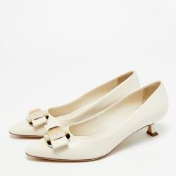 Pre Owned Salvatore Ferragamo Cream Leather Vara Plate Pumps Size 39.5