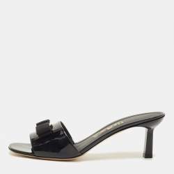 مملوكة مسبقًا Salvatore Ferragamo Vara Bow Size 39.5 Black Patent Leather Slide Sandals