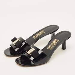 مملوكة مسبقًا Salvatore Ferragamo Vara Bow Size 39.5 Black Patent Leather Slide Sandals