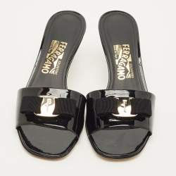 مملوكة مسبقًا Salvatore Ferragamo Vara Bow Size 39.5 Black Patent Leather Slide Sandals