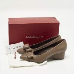 Pre Owned Salvatore Ferragamo viva bow Size 40 Grey Leather Block Heel Pumps