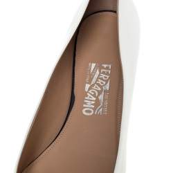 Pre Owned حذاء فلات سالفاتوري فيراغامو جلد لامع أبيض وأزرق كحلي مقاس 40.5