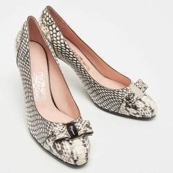 Pre Owned Salvatore Ferragamo Cream/Black Water Snakeskin Pumps Size 40.5