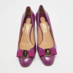 مملوكة مسبقًا Salvatore Ferragamo Purple Patent Leather Vara Bow Pumps Size 37.5