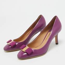 مملوكة مسبقًا Salvatore Ferragamo Purple Patent Leather Vara Bow Pumps Size 37.5