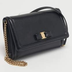 مملوكة مسبقًا Salvatore Ferragamo Black Leather Vara Bow Clutch Bag