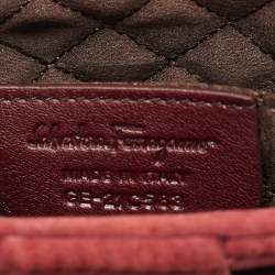 مملوكة مسبقًا حقيبة كلتش سالفاتوري فيراغامو ساتان بورجوندي مزينة فيونكة بسلسلة