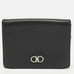 مملوكة مسبقًا Salvatore Ferragamo Gancini Black Leather Flap Card Case