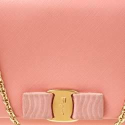 Pre Owned Salvatore Ferragamo Peach Leather Vara Bow Chain Clutch