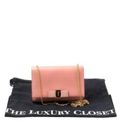 Pre Owned Salvatore Ferragamo Peach Leather Vara Bow Chain Clutch