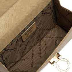 مملوكة مسبقًا Salvatore Ferragamo Beige Leather Gancini Chain Bag