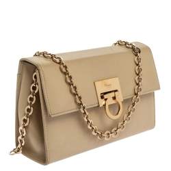 مملوكة مسبقًا Salvatore Ferragamo Beige Leather Gancini Chain Bag
