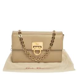 مملوكة مسبقًا Salvatore Ferragamo Beige Leather Gancini Chain Bag