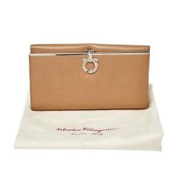 Pre Owned Salvatore Ferragamo Beige Leather Gancini Icona Continental Wallet