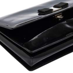 مملوكة مسبقًا محفظة بسلسلة سالفاتوري فيراغامو قلاب فيونكة فارا جلد لامع أسود