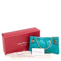 مملوكة مسبقًا Salvatore Ferragamo Teal Blue Lizard Embossed Gancini Chain Clutch