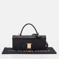 مملوكة مسبقًا حقيبة كلتش سالفاتوري فيراغامو جلد أسود مزينة فيونكة فارا صغيرة