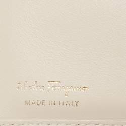 مملوكة مسبقًا محفظة سالفاتوري فيراغامو روكيا جلد نقشة السحلية وجلد بيج مضغوطة